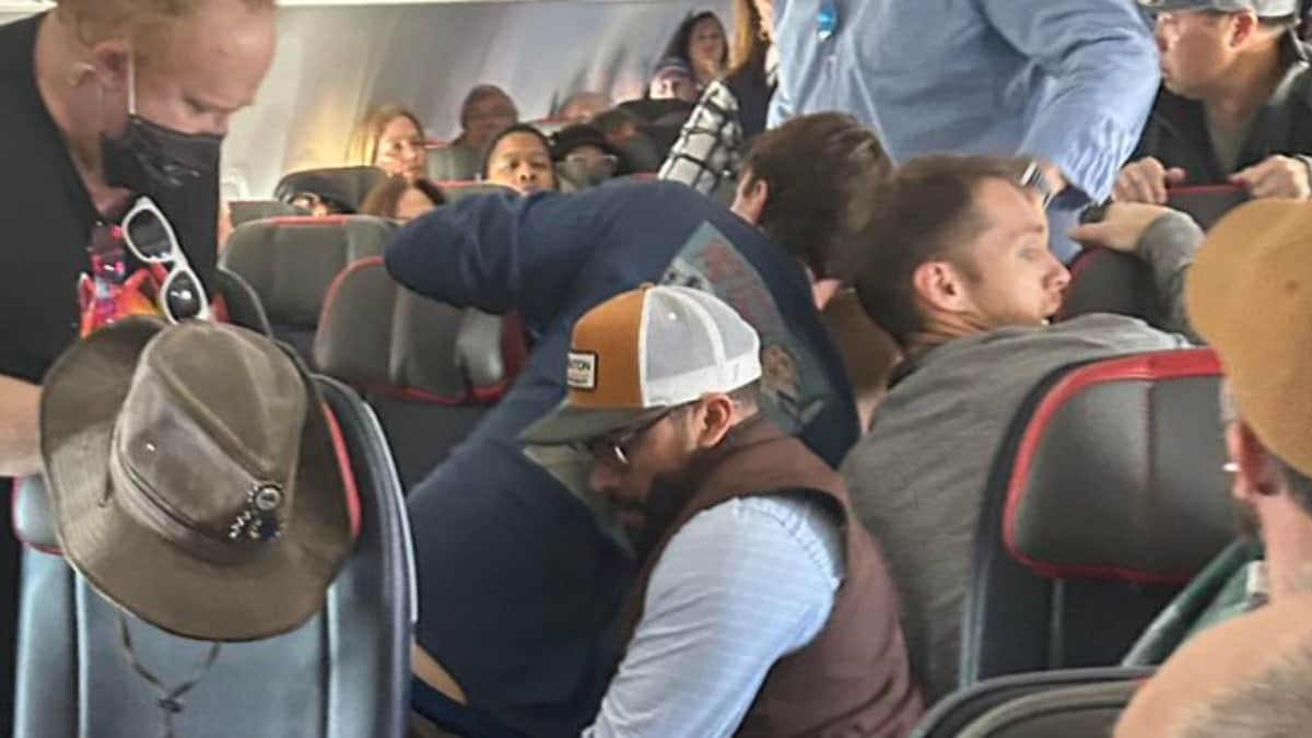US: Door Opening Attempt Foiled on Chicago-Bound Plane; Disruptive Passenger ‘Tackled, Duct-Taped’ Mid-Flight – News18
