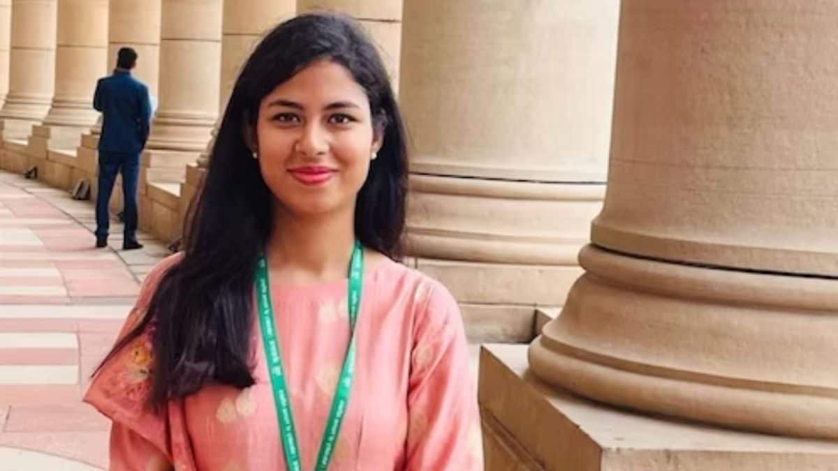 Success Story: How 22-Year-Old Ananya Singh Cleared UPSC CSE in First Attempt Without Any Coaching – News18