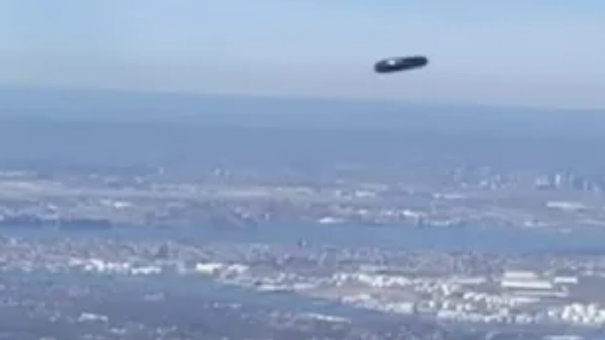 UFO Spotted In New York City? Mysterious 'Flying Cylinder' Caught On Flyer's Camera | Watch - News18