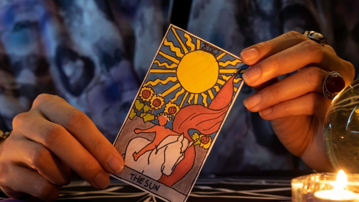 Why Are Singles Obsessed With Tarot Card Reading? - News18