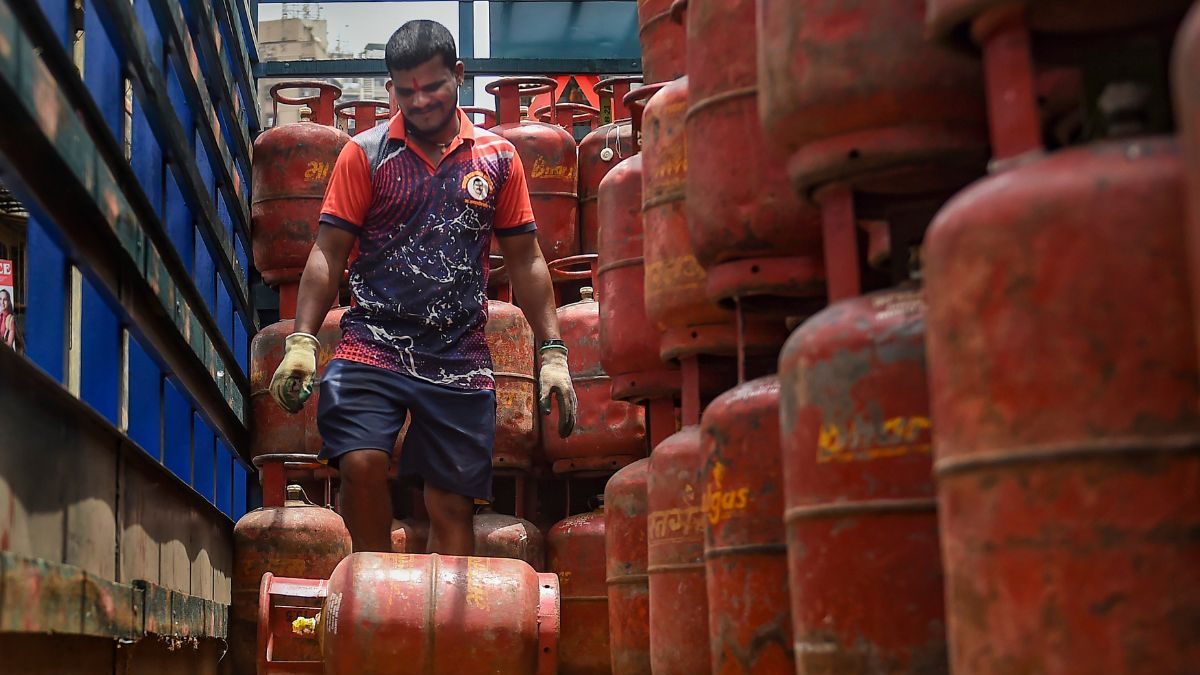 Ujjwala Scheme Gets Big Boost; Govt Approves Rs 1650 Cr For New LPG Connections - News18